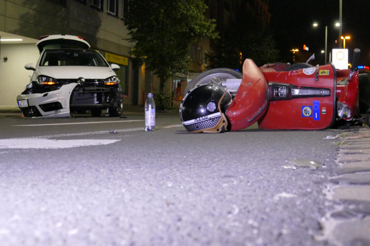 Der Rollerfahrer musste nach dem Unfall mit dem VW Polo medizinisch versorgt werden.