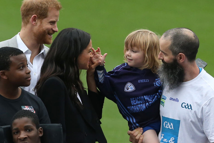 Dass Harry und Meghan gut mit Kindern können, stellten sie bei ihren Auftritten schon unter Beweis.