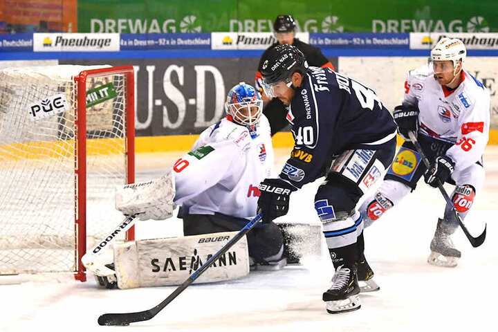 Wie daheim im Löwenkäfig versuchte am Freitag Nick Huard (M.) Falken-Keeper Mirko Pantkowski zu überlisten.