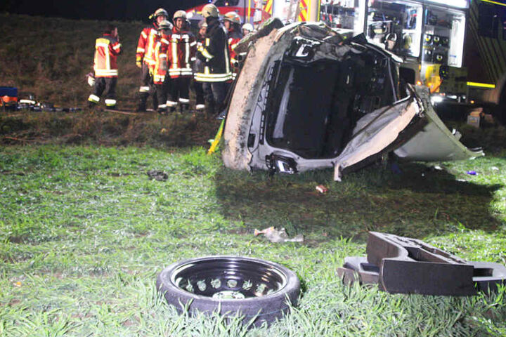 Der VW Golf des 22 Jahre alten Fahrers wurde bei dem Unfall komplett zerstört.