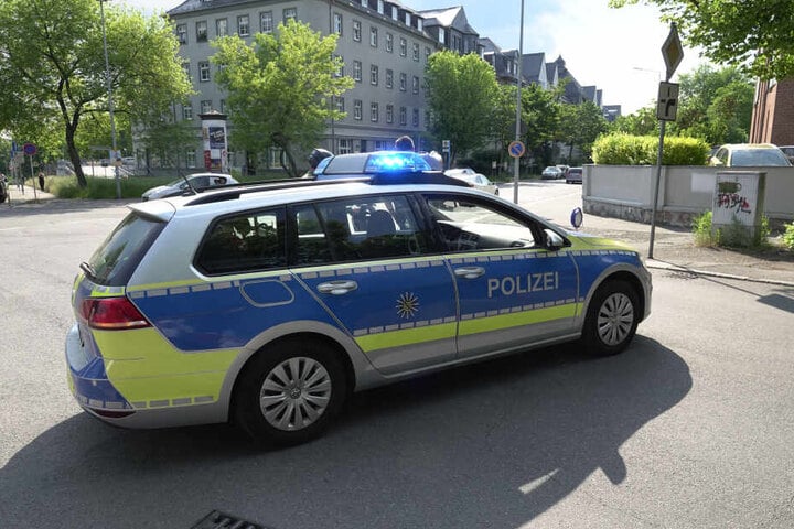 Die Polizei sperrte die Straße während der Unfallaufnahme ab.