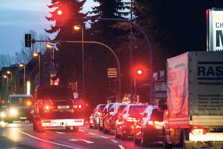 An der Chemnitztalstraße Ecke Dorfstraße staut sich täglich vor Schulbeginn der Verkehr.