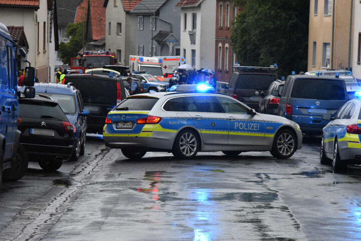 Der Mann hatte sich auf das Dach geflüchtet. Die Polizei umstellte das Gebäude.