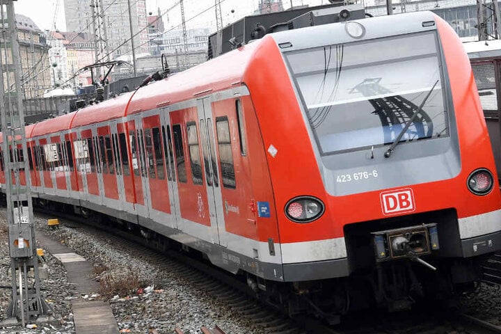 In München wurde ein 23-jähriger Mann von einer S-Bahn erfasst. (Symbolbild)