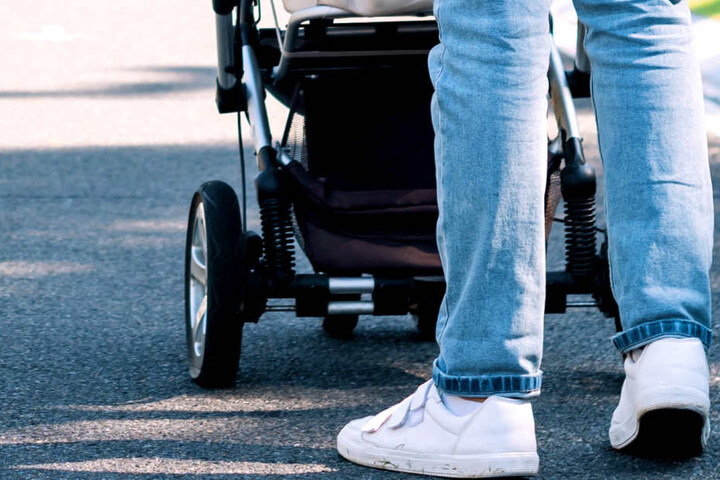 Ein Auto hatte den Kinderwagen erfasst (Symbolbild).
