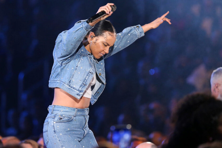 Alicia Keys tritt während der Verleihung der diesjährigen Grammy Awards im Staples Center auf.