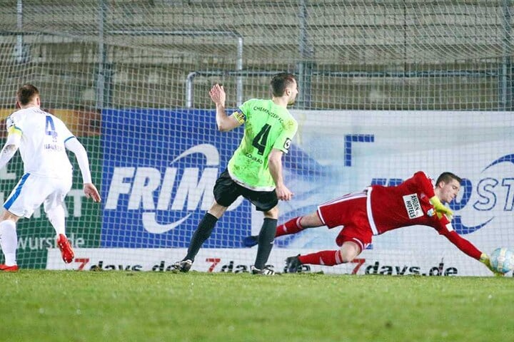 Kunz streckt sich vergebens, der Ball landet zum 1:0 im Chemnitzer Tor.