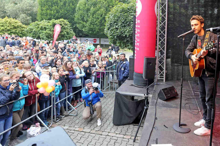 Die westsächsische Oberschule hatte bei Hitradio RTL das Schulhof-Konzert mit dem deutschen Songwriter-Star Clueso (37) gewonnen.