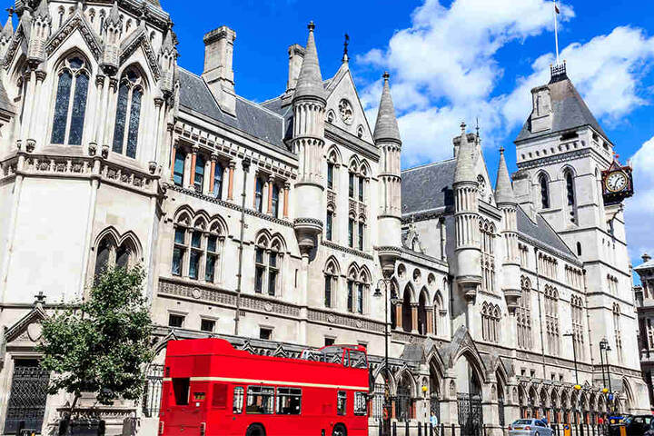 Hier wird verhandelt: Die Königlichen Gerichtshöfe residieren in diesem neugotischen Prachtbau an "The Strand" in London.