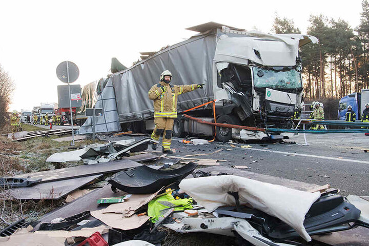 Die Trümmerteile waren über die komplett Autobahn verteilt.