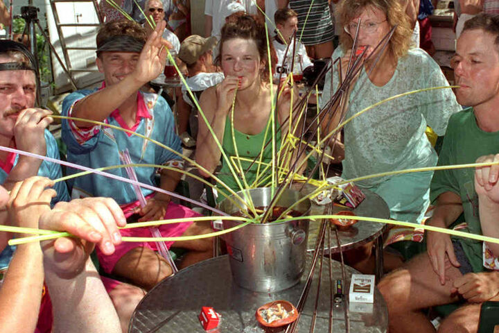 Was auf dem echten Ballermann verboten ist, kann man nach Herzenslust auf der Trabrennbahn Karlshorst ausleben: Saufen aus Eimern mit hausgemachter Sangria.