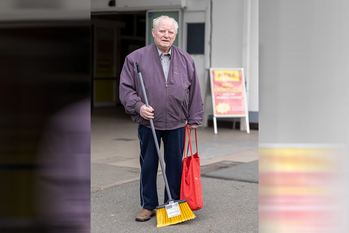 Horst Roscher (85), Rentner: "Schauen Sie mal, dieser Besen ist doch schön. Außerdem Pudding, Käse, Milch und Kleinigkeiten für neun Euro. Mich stört nur, dass man im Laden die Preise schlecht erkennen kann."
