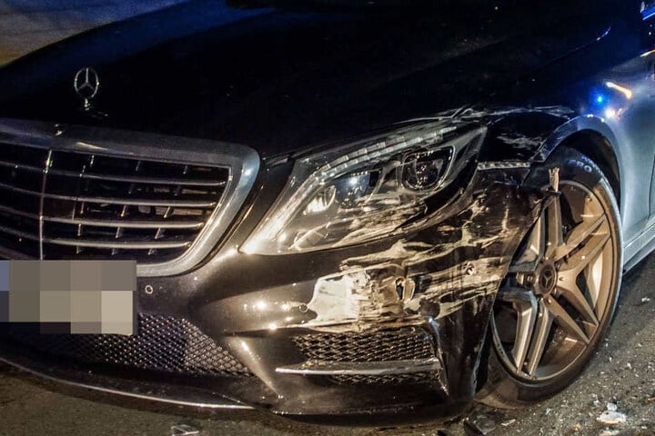 Auch diesen Mercedes erwischte der Laster.