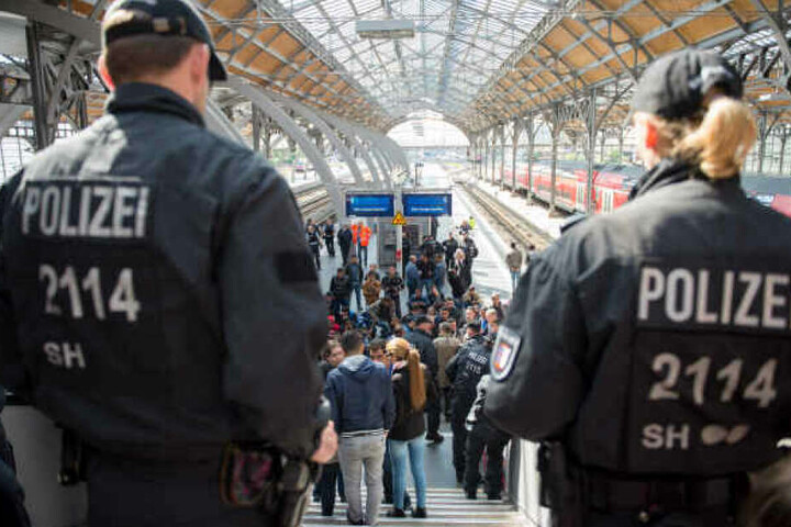 Beamte stehen am Lübecker Hauptbahnhof. (Archivbild)