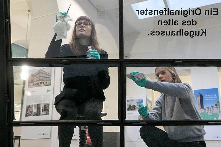 Johanna Ziesch (19, l.) und Susanne Hoffmann (19) reinigen ganz behutsam. Beide wollen einmal ins Restauratorenfach einsteigen.