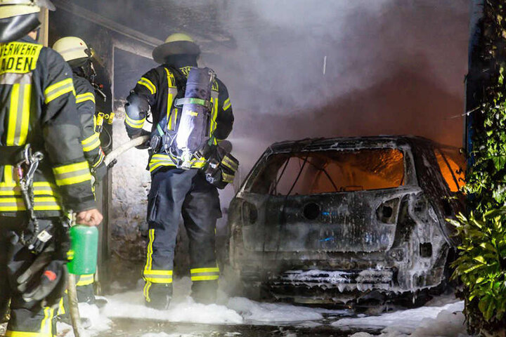 Berufs- und Freiwillige Feuerwehr löschten den Brand gemeinsam.