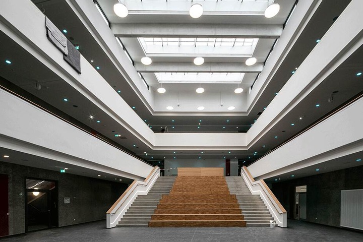 Der lichtdurchflutete Eingangsbereich des Gymnasiums.