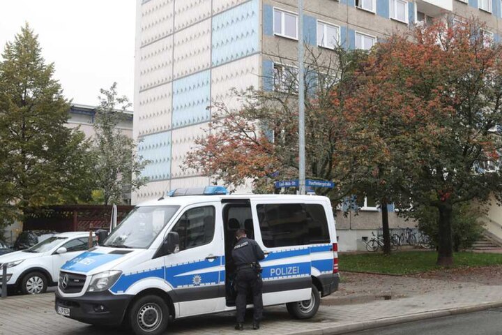 Einsatzkommandos durchsuchen in fünf Bundesländern Wohnungen.