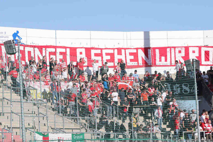 Nicht mit uns! Die mitgereisten Zwickauer Fans machten Stimmung gegen die neongelben Ausweichtrikots.