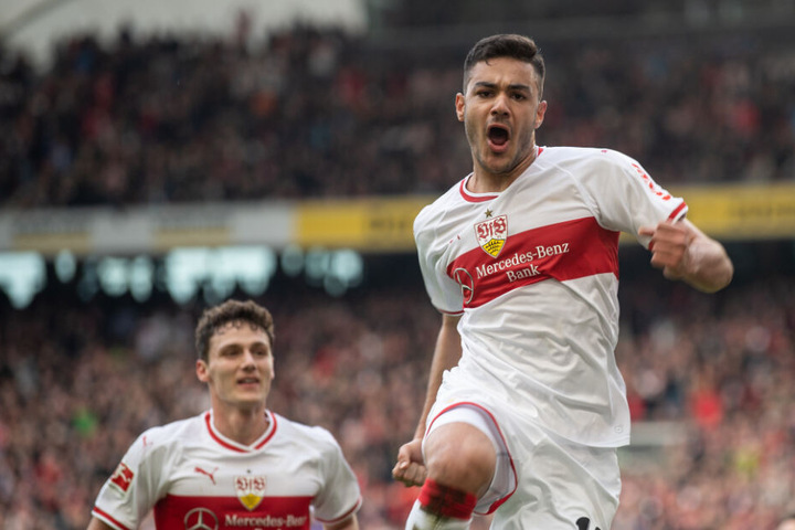 Ozan Kabak (19, rechts im Bild) jubelt über nach seinem Tor zum 3:0 gegen Hannover 96 am 24. Bundesliga-Spieltag.