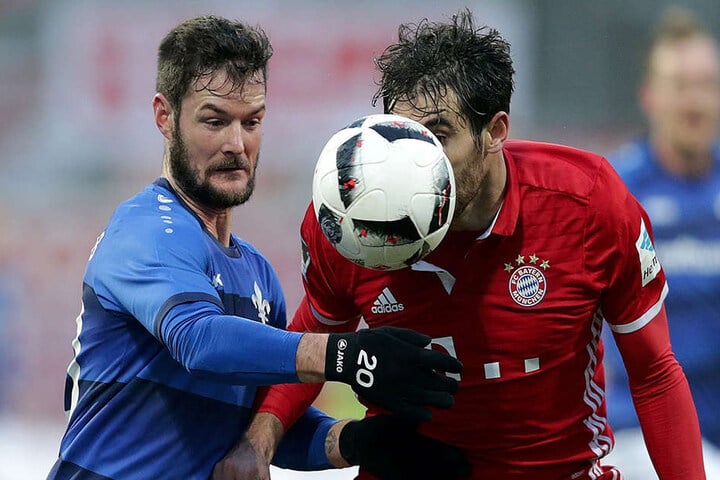 Marcel Heller (l.) im Zweikampf mit Bayern Javi Martinez.