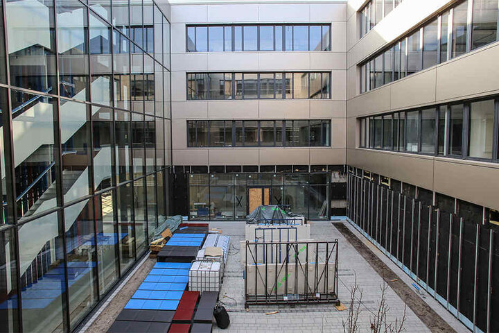 Klassenzimmer unter freiem Himmel: Auf den Innenhöfen darf künftig auch gelernt werden.