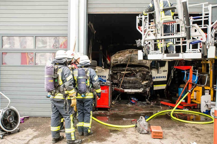 Das Feuer brach vermutlich im Motorraum dieses Rettungswagens aus.
