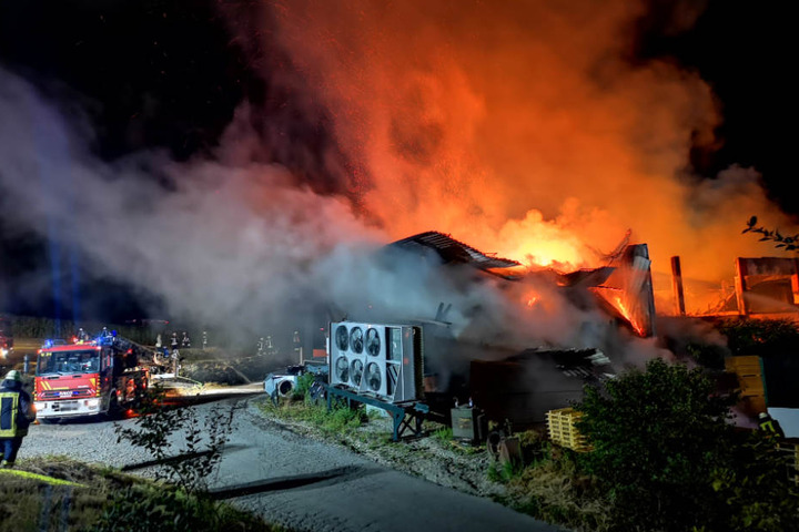Durch die enorme Rauchentwicklung wurden Anwohner gebeten Fenster und Türen geschlossen zu halten.