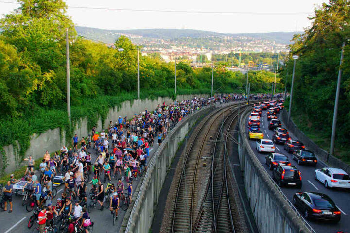Ungewohnter Anblick: links Drahtesel, rechts Autos.