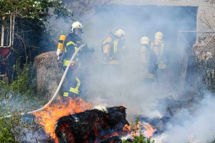 In einem landwirtschaftlichen Betrieb waren Strohballen in Brand geraten.