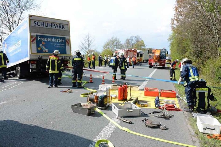 Der Lkw war auf der B64 unterwegs.