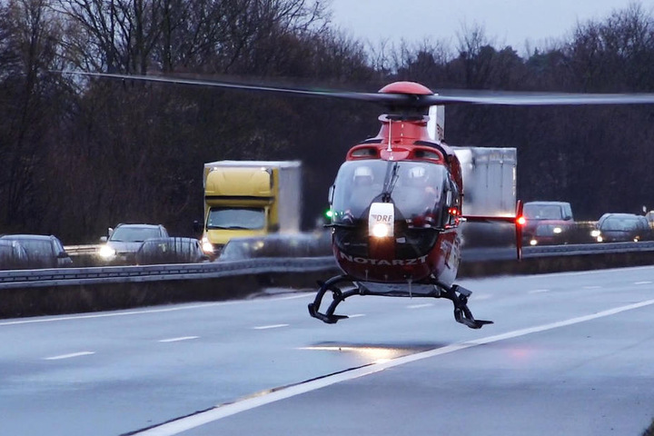 Ein Rettungshubschrauber musste auf der A5 landen.