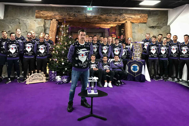 In ihren "Ugly Christmas Sweatern" hat die Mannschaft Kapitän Martin Männel in vorderste Front gestellt, um ihr Kunstwerk zu präsentieren.