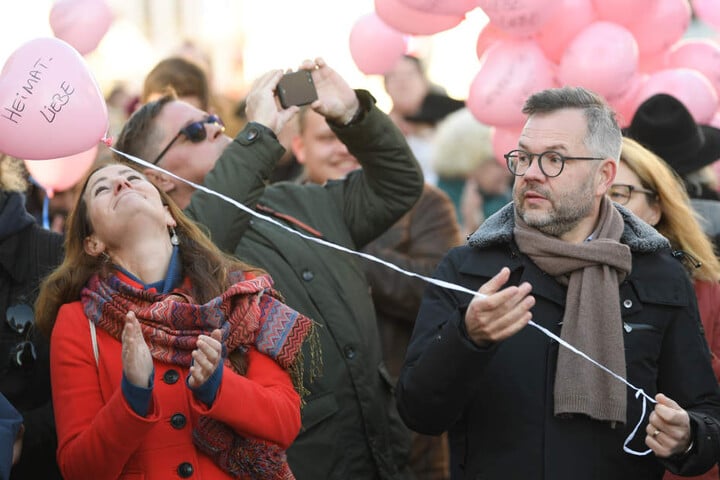 "Heimat-Liebe": Mit Luftballons gegen die NPD.