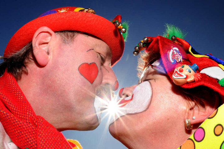 An Karneval werden viele Bützchen verteilt.