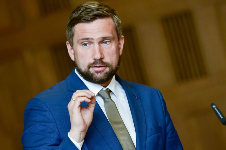 So nicht!“ Die Straßenbaubehörde von
Sachsens Verkehrsminister Martin Dulig
(43, SPD) hat die zuständige Firma auf
der A4 zu Nacharbeiten verdonnert.
