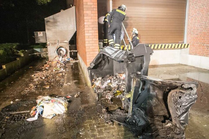 Ein Übergreifen der Flammen konnte die Feuerwehr grade noch verhindern.