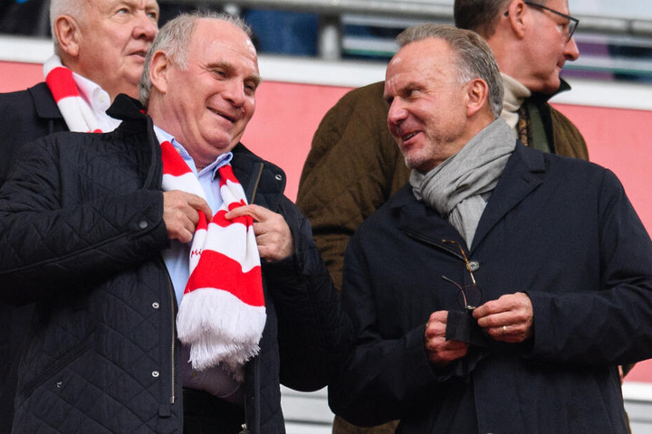 Uli Hoeneß (l.) und Karl-Heinz Rummenigge (r.) haben offenbar allen Grund zur Freude.
