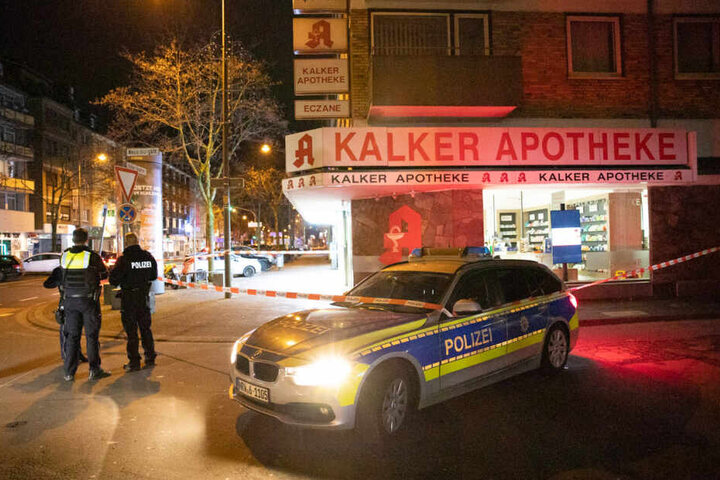 Die Kölner Polizei hat die Straße gesperrt.