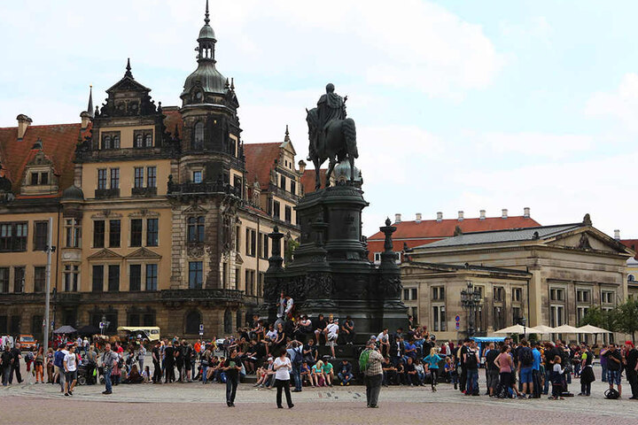 Kein seltener Anblick im Sommer: Pokémon-Spieler treffen sich zum gemeinsamen Spielen, wie hier am Dresdner Theaterplatz.