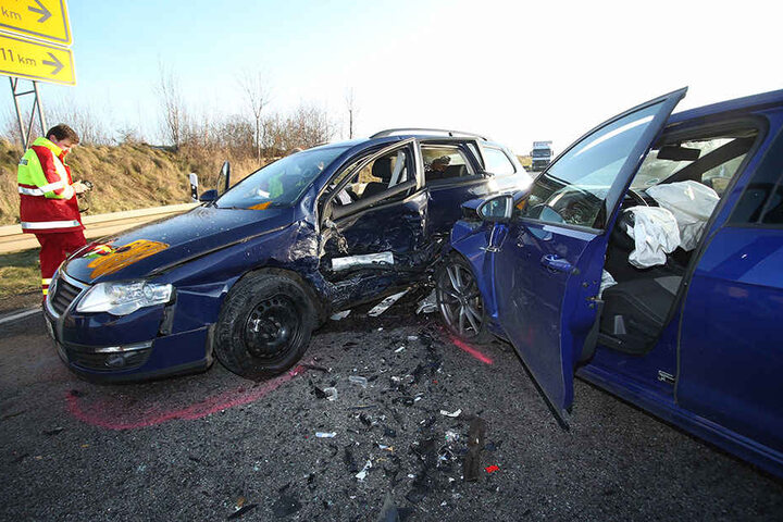 Ein VW Passat kollidierte mit einem VW Golf nach dem Verlassen der Autobahn 17.