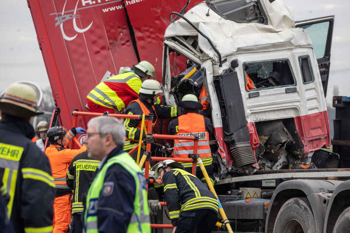 Die Feuerwehr und Rettungskräfte konnten den Fahrer aus dem Führerhaus bergen.