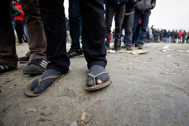In Velika Kladusa in Bosnien-Herzegowina warten Migranten auf die Speisenverteilung in einem Flüchtlingslager an der Grenze zu Kroatien.
