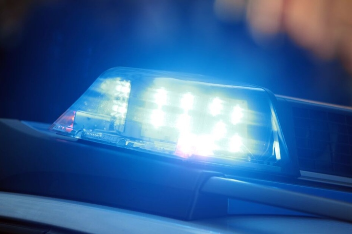 Ein weiterer 18-jähriger Motorradfahrer habe bei dem Unfall am Samstag schwere Verletzungen erlitten, berichtete ein Sprecher der Polizei.