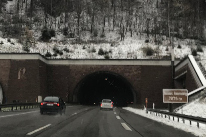 Die meisten Autofahrer verhielten sich bei dem Wintereinbruch vorschriftsmäßig. Größere Unfälle seien bisher nicht bekannt.