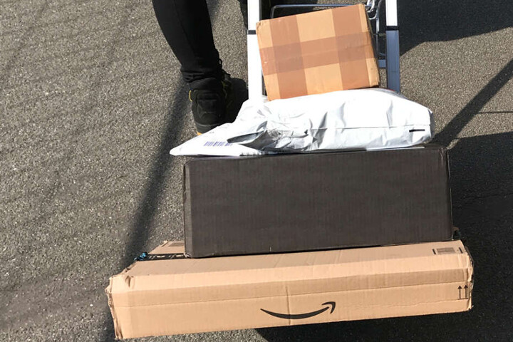 Die Paketbotin soll die Pakete, die nicht zugestellt werden konnten, ins Depot gebracht und von dort geklaut haben. (Symbolbild)