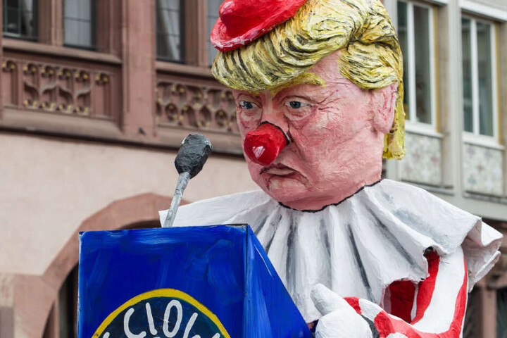 Ein Motivwagen mit einer Darstellung des US-amerikanischen Präsidenten Trump als Clown.
