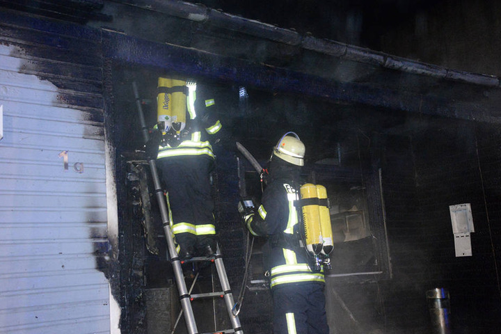 Die Einsatzkräfte bekämpften das Feuer an allen Stellen.