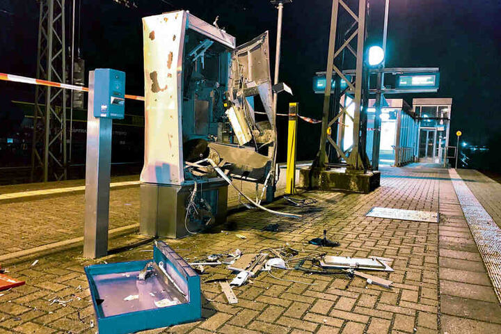 Der Automat am Haltepunkt Heidenau-Großsedlitz wurde im März mit Böllern gesprengt. Allein hier betrug der Schaden am Gerät 15 .000 Euro.