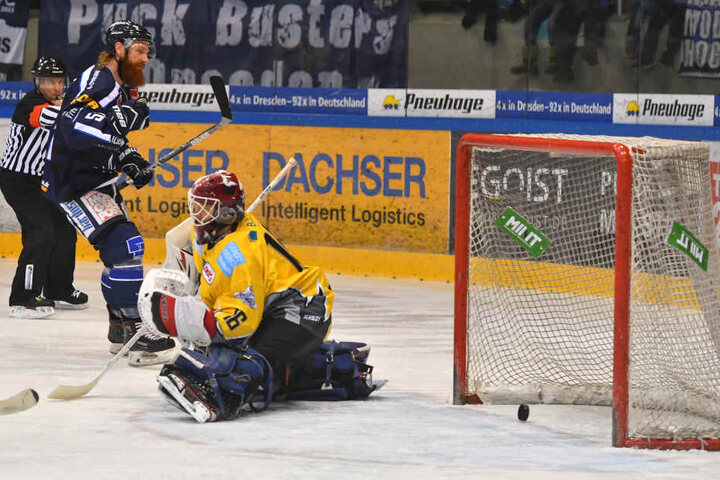 Thomas Pielmeier vernaschte hier Tigers-Keeper Martins Raitums und netzte zum 4:0 ein.